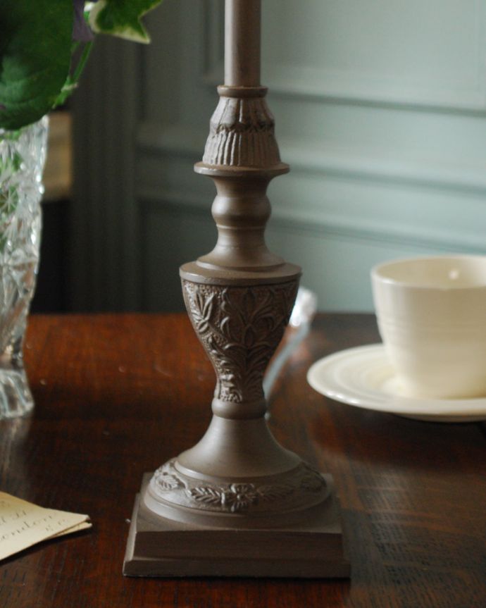 コントワールドファミーユ 照明・ライティング コントワール・ド・ファミーユのテーブルランプ (トワルドラン)(E26球)。土台にも凝った装飾がデザインされています。(cfs-245)