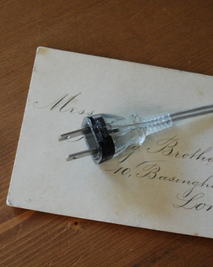 コントワールドファミーユ 照明・ライティング コントワール・ド・ファミーユのテーブルランプ (トワルドラン)(E26球)。コンセントの先端も透明の使用になっています。(cfs-245)