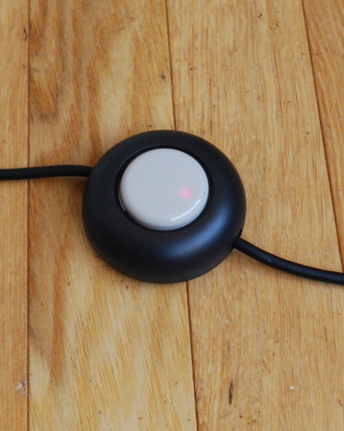 コントワールドファミーユ 照明・ライティング コントワール・ド・ファミーユのフロアランプ(高さ調節可能スタンド)。ライトの消灯時にはオレンジに光ってスイッチの場所を知らせてくれます。(cfs-246)