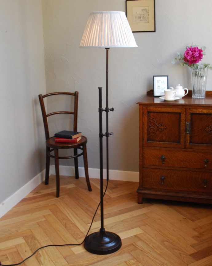 コントワールドファミーユ 照明・ライティング コントワール・ド・ファミーユのフロアランプ(高さ調節可能スタンド)。置いてあるだけで、華やかでオシャレな雰囲気に。(cfs-247)