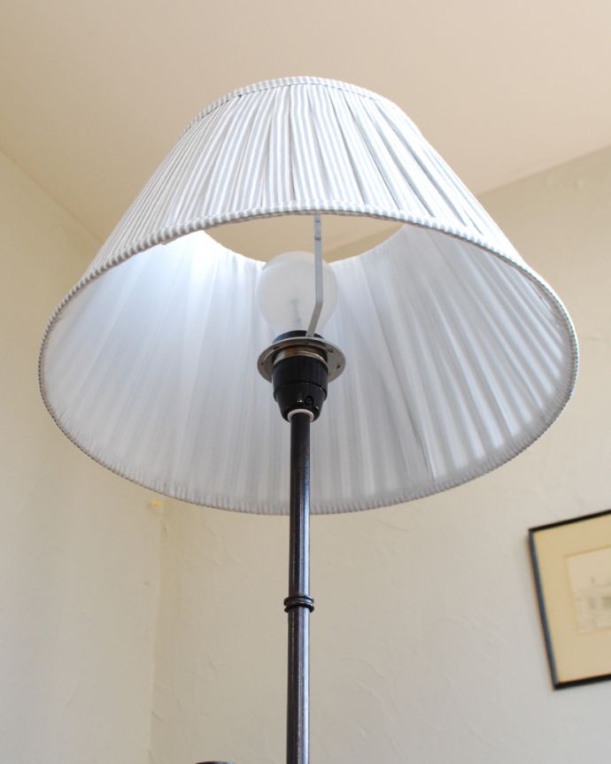 コントワールドファミーユ 照明・ライティング コントワール・ド・ファミーユのフロアランプ(高さ調節可能スタンド)。ボトムホルダータイプで仕上がっています。(cfs-247)