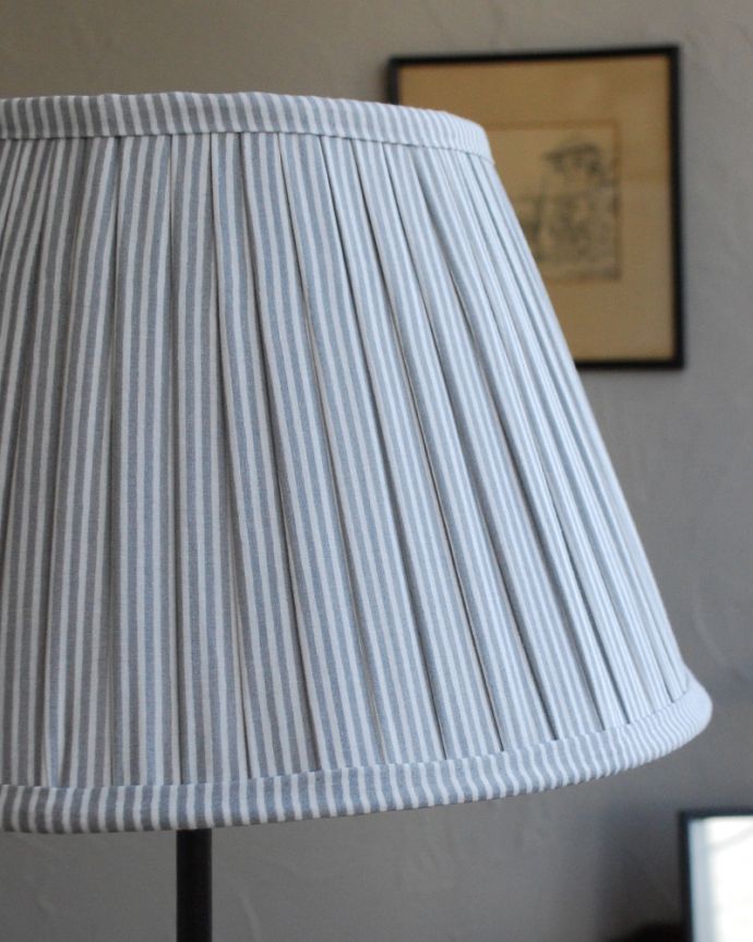 コントワールドファミーユ 照明・ライティング コントワール・ド・ファミーユのフロアランプ(高さ調節可能スタンド)。コントワール・ドゥ・ファミーユのシェードを使用しています。(cfs-247)