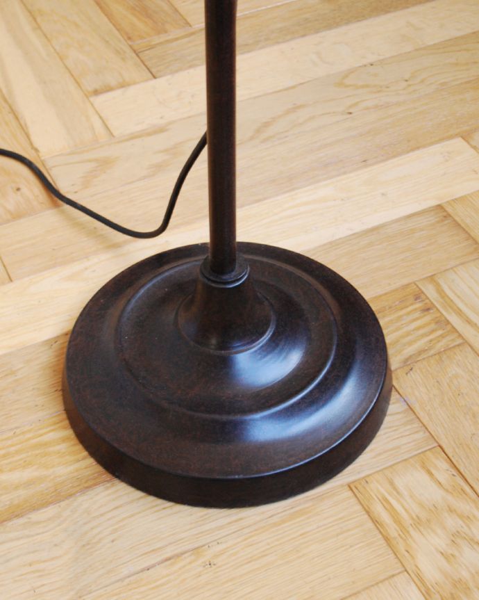 コントワールドファミーユ 照明・ライティング コントワール・ド・ファミーユのフロアランプ(高さ調節可能スタンド)。土台部分もしっかりしていて安定感があります。(cfs-247)