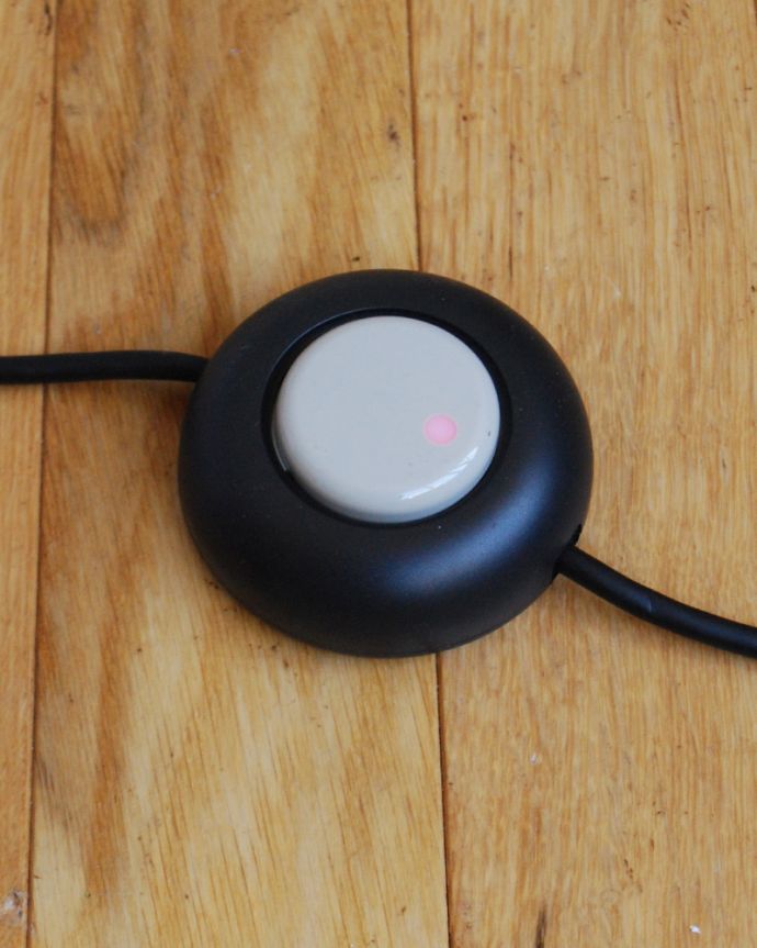 コントワールドファミーユ 照明・ライティング コントワール・ド・ファミーユのフロアランプ(高さ調節可能スタンド)。ライトの消灯時にはオレンジに光ってスイッチの場所を知らせてくれます。(cfs-247)