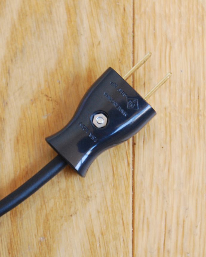 コントワールドファミーユ 照明・ライティング コントワール・ド・ファミーユのフロアランプ(高さ調節可能スタンド)。コンセントはブラック仕様になっています。(cfs-247)