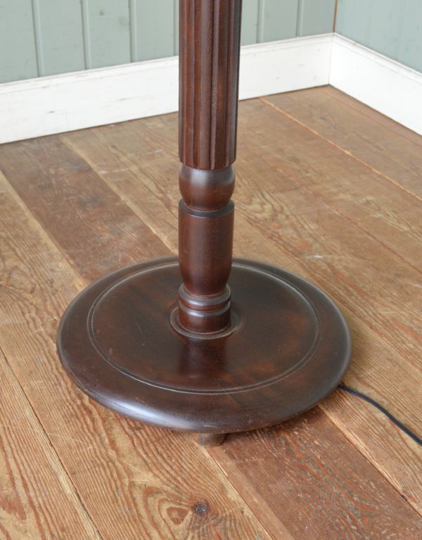 スタンドライト　照明・ライティング　花柄シェードがオシャレな照明、アンティークのフロアランプ。しっかり支える安定した土台です。(d-1000-f)