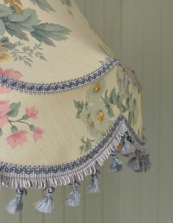 スタンドライト　照明・ライティング　花柄シェードがオシャレな照明、アンティークのフロアランプ。華やかなお花柄の布シェードです。(d-1000-f)