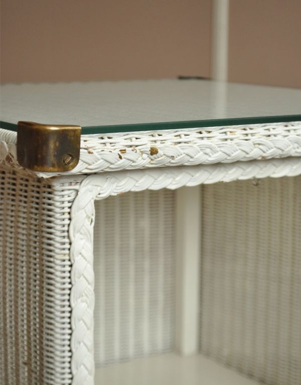 アンティーク家具 アンティークのロイドルーム家具、ホワイトペイントのベッドサイドキャビネット。天板のガラス板は、しっかりと金具で固定されているので、安定感があります。(d-1001-f)