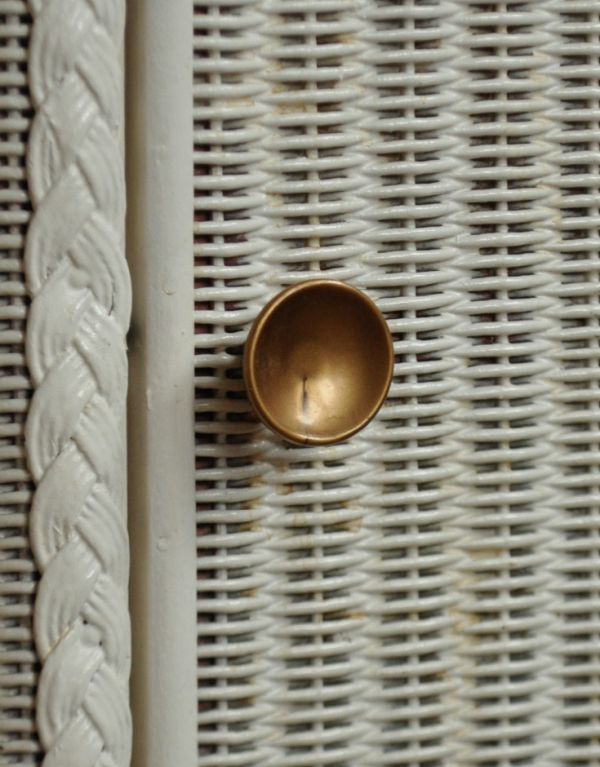 アンティーク家具 アンティークのロイドルーム家具、ホワイトペイントのベッドサイドキャビネット。扉には、真ん丸で可愛い取っ手がついています。(d-1001-f)