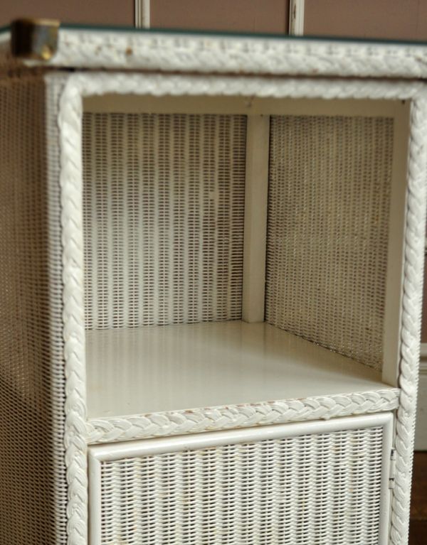 アンティーク家具 アンティークのロイドルーム家具、ホワイトペイントのベッドサイドキャビネット。中も修復してあるので、実用的になんでも入れて頂けます。(d-1001-f)