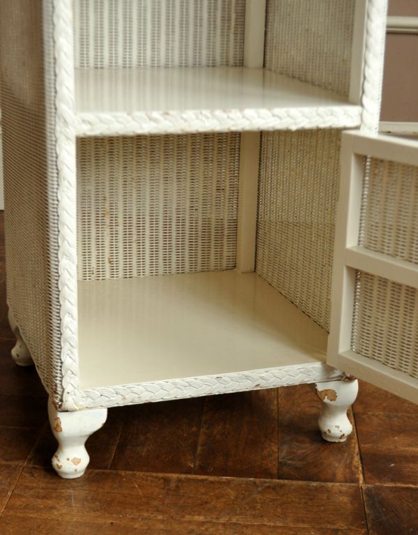 アンティーク家具 アンティークのロイドルーム家具、ホワイトペイントのベッドサイドキャビネット。下は、扉が隠してくれるから、生活感のあるものをしまっておいても大丈夫。(d-1001-f)