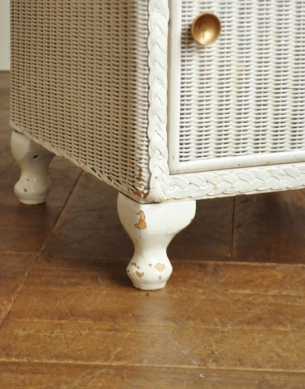 アンティーク家具 アンティークのロイドルーム家具、ホワイトペイントのベッドサイドキャビネット。ぷっくり丸い脚。(d-1001-f)