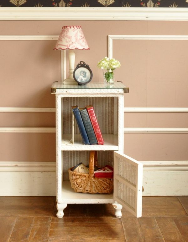 アンティーク家具 アンティークのロイドルーム家具、ホワイトペイントのベッドサイドキャビネット。オープン棚には、読みかけの本やティッシュボックスを。(d-1001-f)