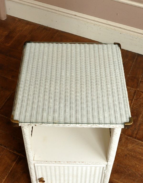 アンティーク家具 アンティークのロイドルーム家具、ホワイトペイントのベッドサイドキャビネット。天板のガラスもキレイな状態です。(d-1001-f)