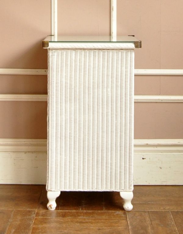 アンティーク家具 アンティークのロイドルーム家具、ホワイトペイントのベッドサイドキャビネット。サイドはこんな感じです。(d-1001-f)