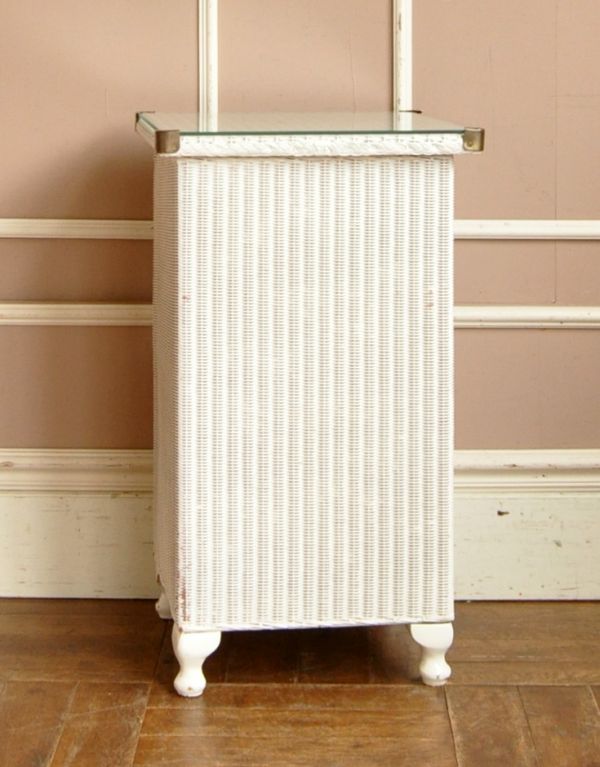 アンティーク家具 アンティークのロイドルーム家具、ホワイトペイントのベッドサイドキャビネット。後ろもきれいに仕上がっています。(d-1001-f)