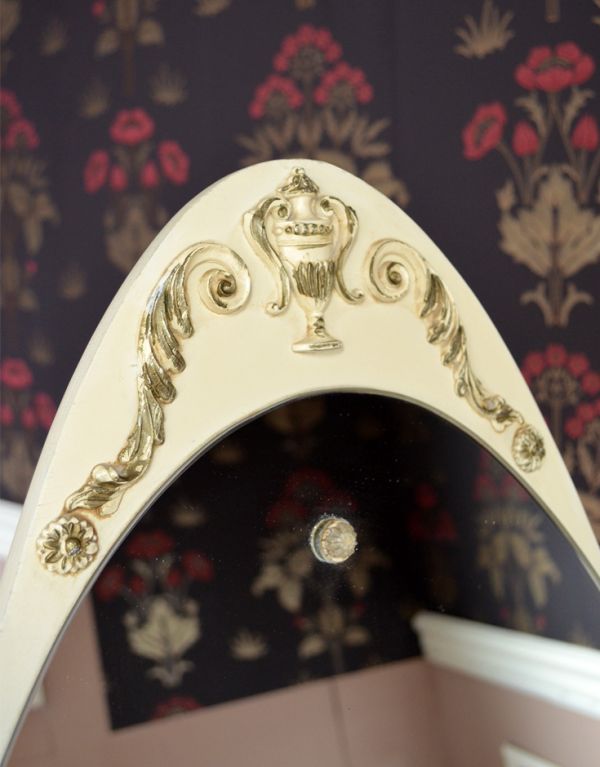 アンティーク家具 フランスのアンティーク引き出し付きスタンドミラー(姿見)。トップには西洋らしい高級感のある飾り。(d-1003-f)