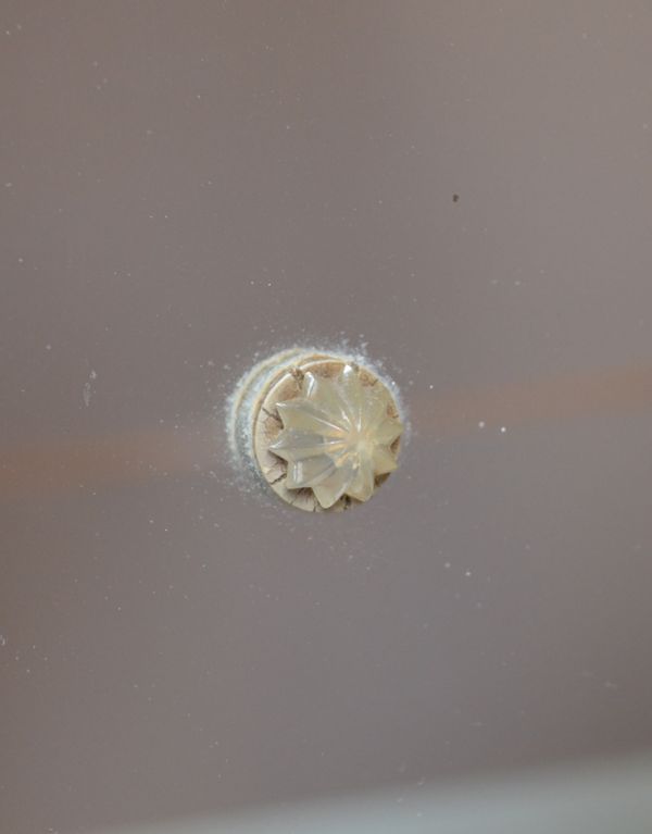 アンティーク家具 フランスのアンティーク引き出し付きスタンドミラー(姿見)。ミラーは可愛らしい留め具を使って、しっかりと固定されています。(d-1003-f)