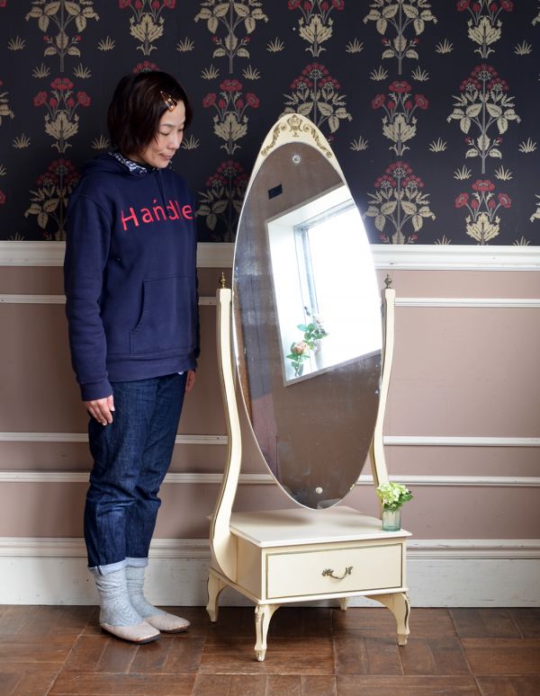 アンティーク家具 フランスのアンティーク引き出し付きスタンドミラー(姿見)。玄関、寝室、ウォークインクローゼットなど色々な場所で大活躍してくれます。(d-1003-f)