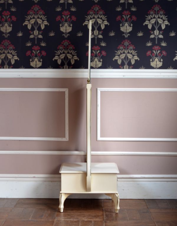 アンティーク家具 フランスのアンティーク引き出し付きスタンドミラー(姿見)。引き出しが付いていてもスッキリとしたシルエットなので、お家のなかで気軽に使って頂けます。(d-1003-f)