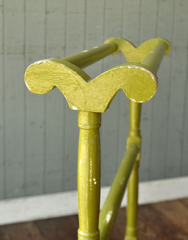 タオルハンガー　アンティーク家具　フランス輸入のアンティーク雑貨、グリーンペイントのタオルハンガー。専門の職人によってお直ししていますが、アンティークは新品ではありません。(d-1007-f)