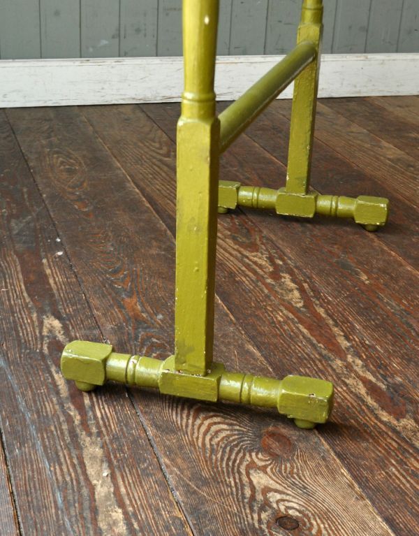 タオルハンガー　アンティーク家具　フランス輸入のアンティーク雑貨、グリーンペイントのタオルハンガー。メンテナンスをしっかりしているので、安心してお使いください。(d-1007-f)