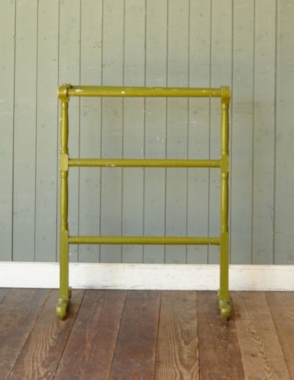 タオルハンガー　アンティーク家具　フランス輸入のアンティーク雑貨、グリーンペイントのタオルハンガー。お部屋を明るい印象にしてくれるグリーン色のタオルハンガーです。(d-1007-f)