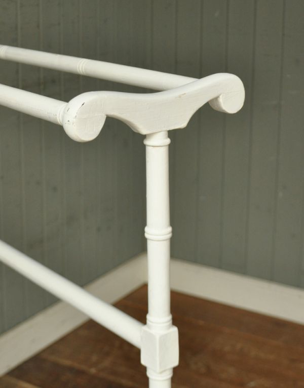 木の雑貨 アンティーク雑貨 可愛いペイントのアンティーク雑貨、素敵なタオルハンガー。専門の職人によってお直ししていますが、アンティークは新品ではありません。(d-1008-f)