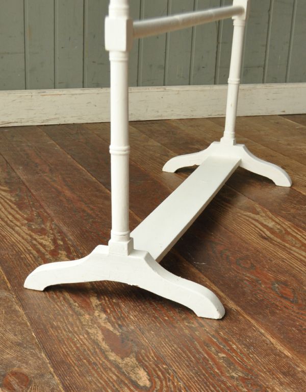 木の雑貨 アンティーク雑貨 可愛いペイントのアンティーク雑貨、素敵なタオルハンガー。メンテナンスをしっかりしているので、安心してお使いください。(d-1008-f)