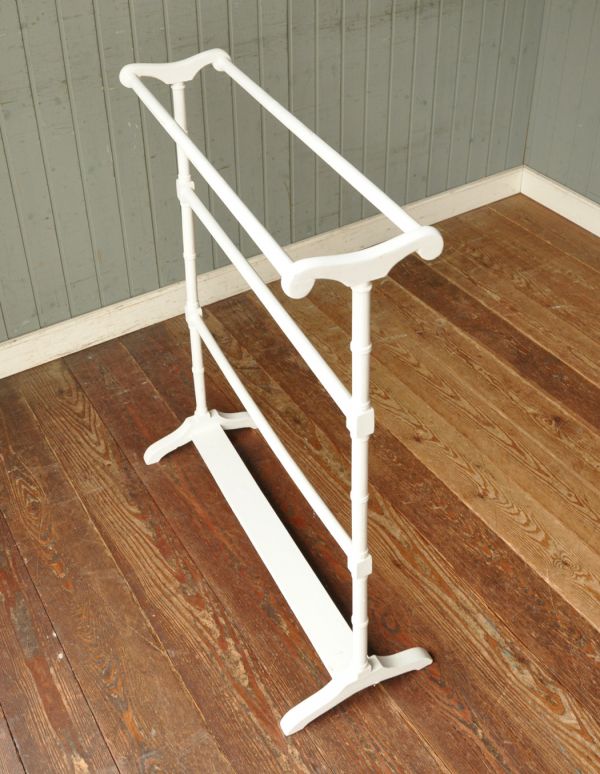 木の雑貨 アンティーク雑貨 可愛いペイントのアンティーク雑貨、素敵なタオルハンガー。アンティークのタオルハンガーがは、見た目はもちろん、使いやすいシンプルな造りが特徴です。(d-1008-f)