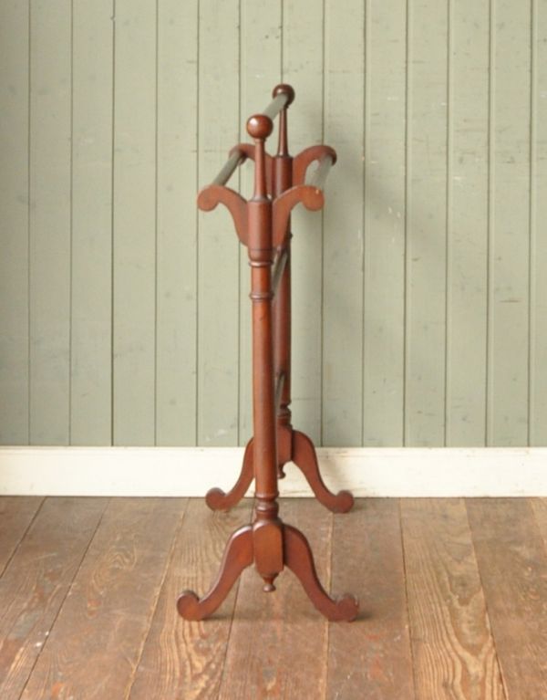 木の雑貨　アンティーク雑貨　木製のアンティーク雑貨、ブラウンペイントのタオルハンガー。洋書のバスルームで見るようなタオルハンガー。(d-1009-f)