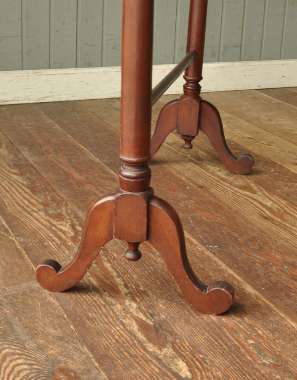 木の雑貨　アンティーク雑貨　木製のアンティーク雑貨、ブラウンペイントのタオルハンガー。メンテナンスをしっかりしているので、安心してお使いください。(d-1009-f)