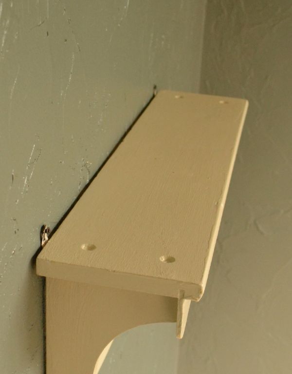 アンティーク家具　フレンチホワイトペイントのアンティークシェルフ、ディスプレイラック。天板付きなので、写真立てや絵を飾ってもステキ。(d-1010-f)