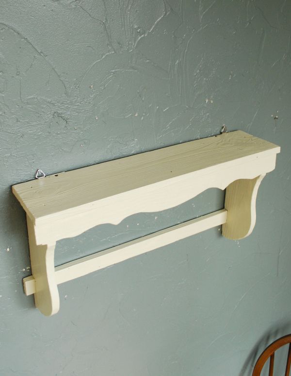 アンティーク家具 アンティークの小さな家具、アイボリー色のウォールシェルフ。天板付きなので、写真立てや絵を飾ってもステキですよ。(d-1011-f)