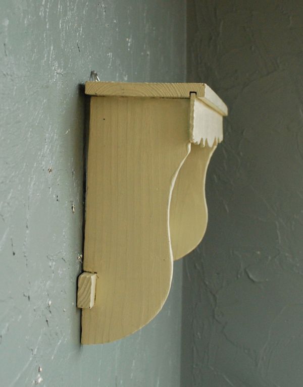 アンティーク家具 アンティークの小さな家具、アイボリー色のウォールシェルフ。アイボリーペイントはアンティークならではのお洒落なカラー。(d-1011-f)