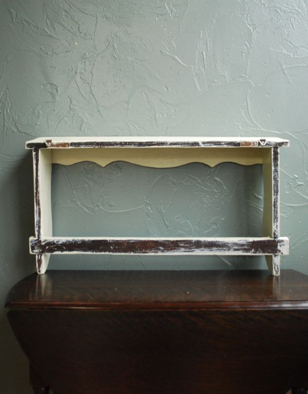 アンティーク家具 アンティークの小さな家具、アイボリー色のウォールシェルフ。専門の職人によってお直ししていますが、アンティークは新品ではありません。(d-1011-f)