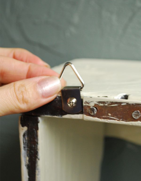 アンティーク家具 アンティークの小さな家具、アイボリー色のウォールシェルフ。壁に取り付ける用の金具が付いています。(d-1011-f)