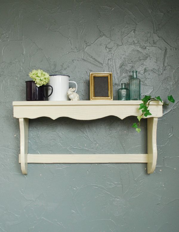 アンティーク家具 アンティークの小さな家具、アイボリー色のウォールシェルフ。殺風景になりがちな白い壁のお部屋が、明るくてお洒落な印象に!リビング、廊下、階段、子ども部屋・・・どこに付けようかな?【 全体 】幅60×奥行14×高さ33cm。(d-1011-f)