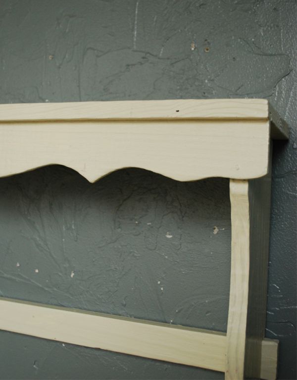 アンティーク家具 アンティークの小さな家具、アイボリー色のウォールシェルフ。可愛らしいカッティングがされています。(d-1011-f)