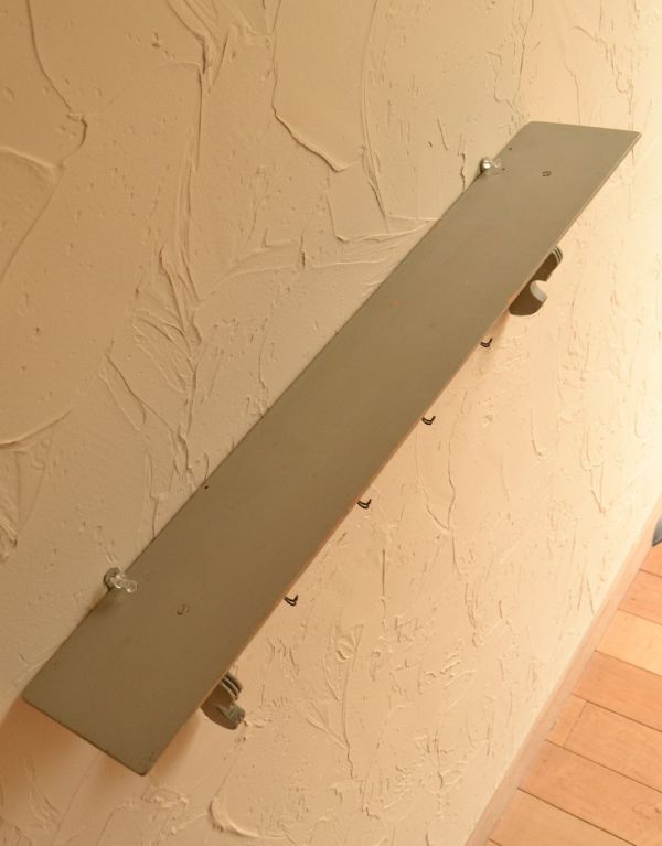 ウォールシェルフ・ウォールハンガー　アンティーク家具　アンティークの壁付け家具、グリーン色のウォールシェルフ。天板付きなので、写真立てや絵を飾ってもステキですよ。(d-1014-f)