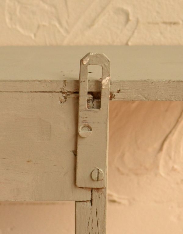 ウォールシェルフ・ウォールハンガー　アンティーク家具　アンティークの壁付け家具、グリーン色のウォールシェルフ。壁に取り付ける用の金具が付いています。(d-1014-f)