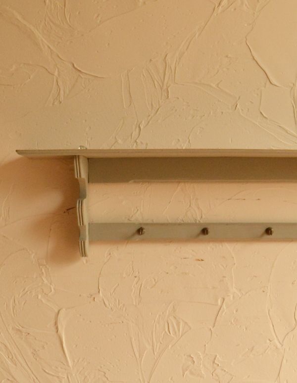 ウォールシェルフ・ウォールハンガー　アンティーク家具　アンティークの壁付け家具、グリーン色のウォールシェルフ。殺風景になりがちな白い壁のお部屋が、明るくてお洒落な印象に！リビング、廊下、階段、子ども部屋・・・どこに付けようかな？【 全体 】幅75×奥行12×高さ20cm。(d-1014-f)