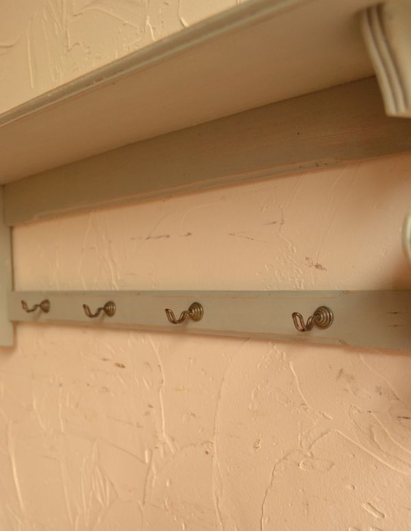ウォールシェルフ・ウォールハンガー　アンティーク家具　アンティークの壁付け家具、グリーン色のウォールシェルフ。棚の下には、フックが11.5cmピッチで４つ付いています。(d-1014-f)