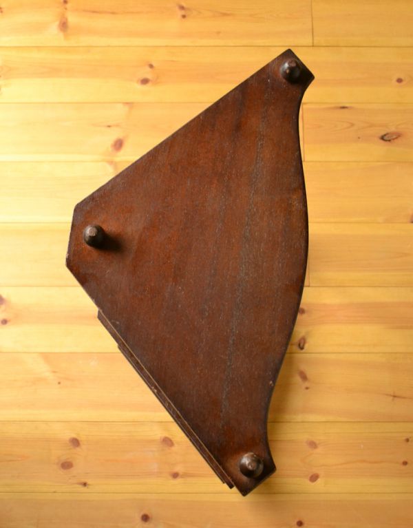 アンティーク家具 オシャレなアンティーク家具、可愛らしいコーナーシェルフ。天板もぴかぴかにお直ししました。(d-1015-f)
