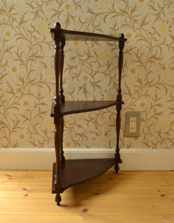 アンティーク家具 オシャレなアンティーク家具、可愛らしいコーナーシェルフ。丈夫に作られているので、長くお使いいただけます。(d-1015-f)