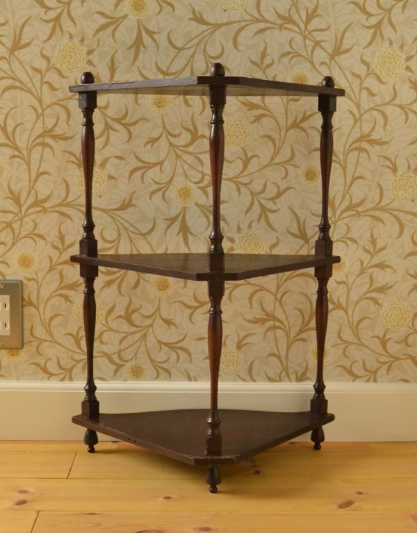 アンティーク家具 オシャレなアンティーク家具、可愛らしいコーナーシェルフ。裏側もきちんとメンテナンスしているので、キレイな状態です。(d-1015-f)