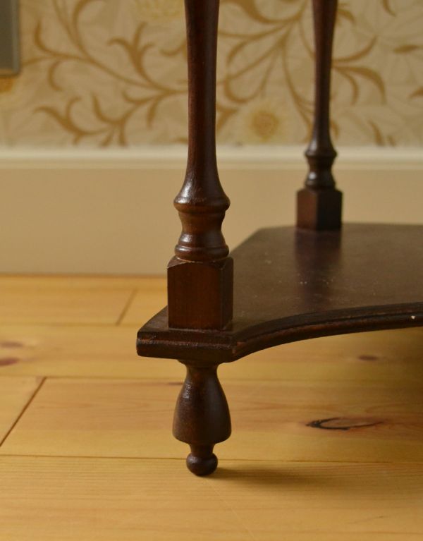 アンティーク家具 オシャレなアンティーク家具、可愛らしいコーナーシェルフ。可愛い丸い脚が付いています。(d-1015-f)