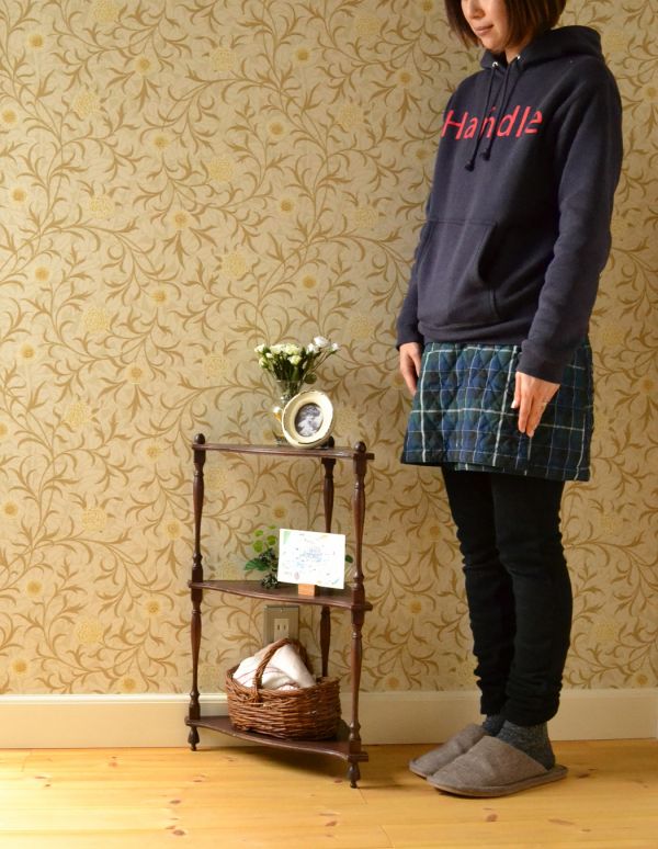 アンティーク家具 オシャレなアンティーク家具、可愛らしいコーナーシェルフ。お部屋の角にすっぽり収まるシェルフ!コーナーのオシャレにいかが?(モデルの身長は160cmです)【 全体 】幅44.5×奥行22.5×高さ62cm。(d-1015-f)