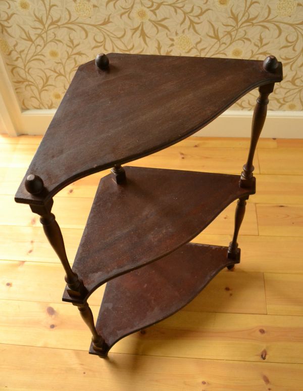 アンティーク家具 オシャレなアンティーク家具、可愛らしいコーナーシェルフ。3段ともキレイにメンテナンスしているので、いろいろなものが飾れます。(d-1015-f)