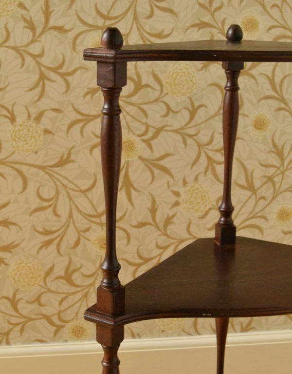 アンティーク家具 オシャレなアンティーク家具、可愛らしいコーナーシェルフ。上品な装飾が施されています。(d-1015-f)